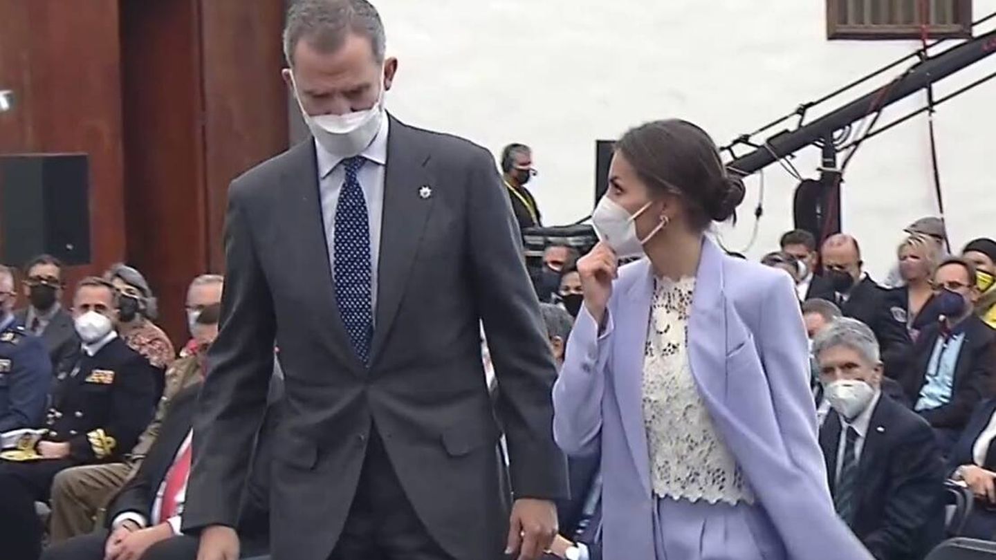 Felipe VI y Letizia, durante el homenaje en La Palma. (TVE)