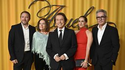Raphael estrena su serie ‘Aquel’, arropado por sus hijos, sus nietos y su mujer: la emotiva imagen familiar