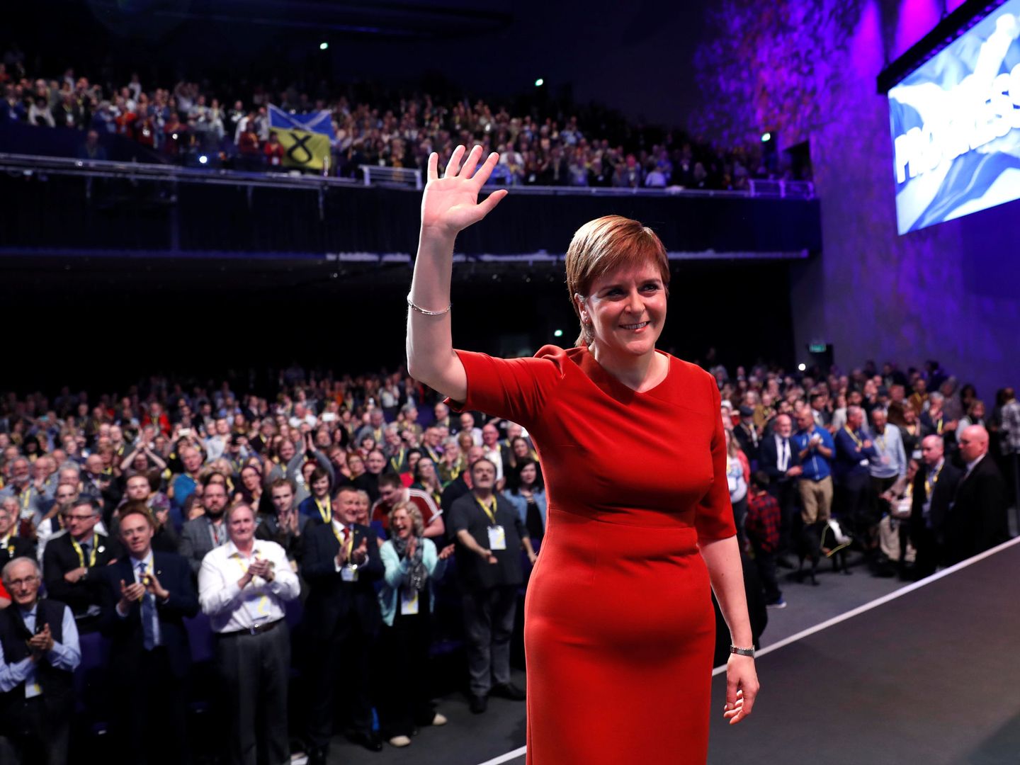 Nicola Sturgeon saluda justo antes de su intervención en el Congreso del SNP. (Reuters)