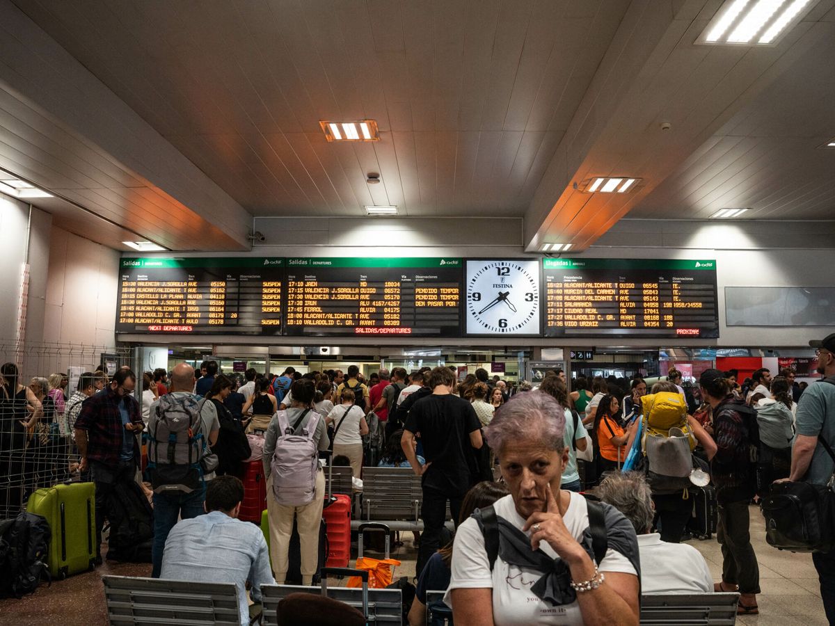 Foto: Personas a las puertas de una estación de tren. (EP/Matias Chiofalo)
