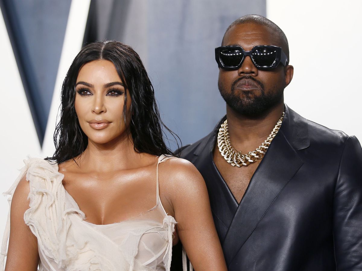 basura Que agradable doble Kim Kardashian se enfunda en un traje de látex para el debut religioso de  Kanye West