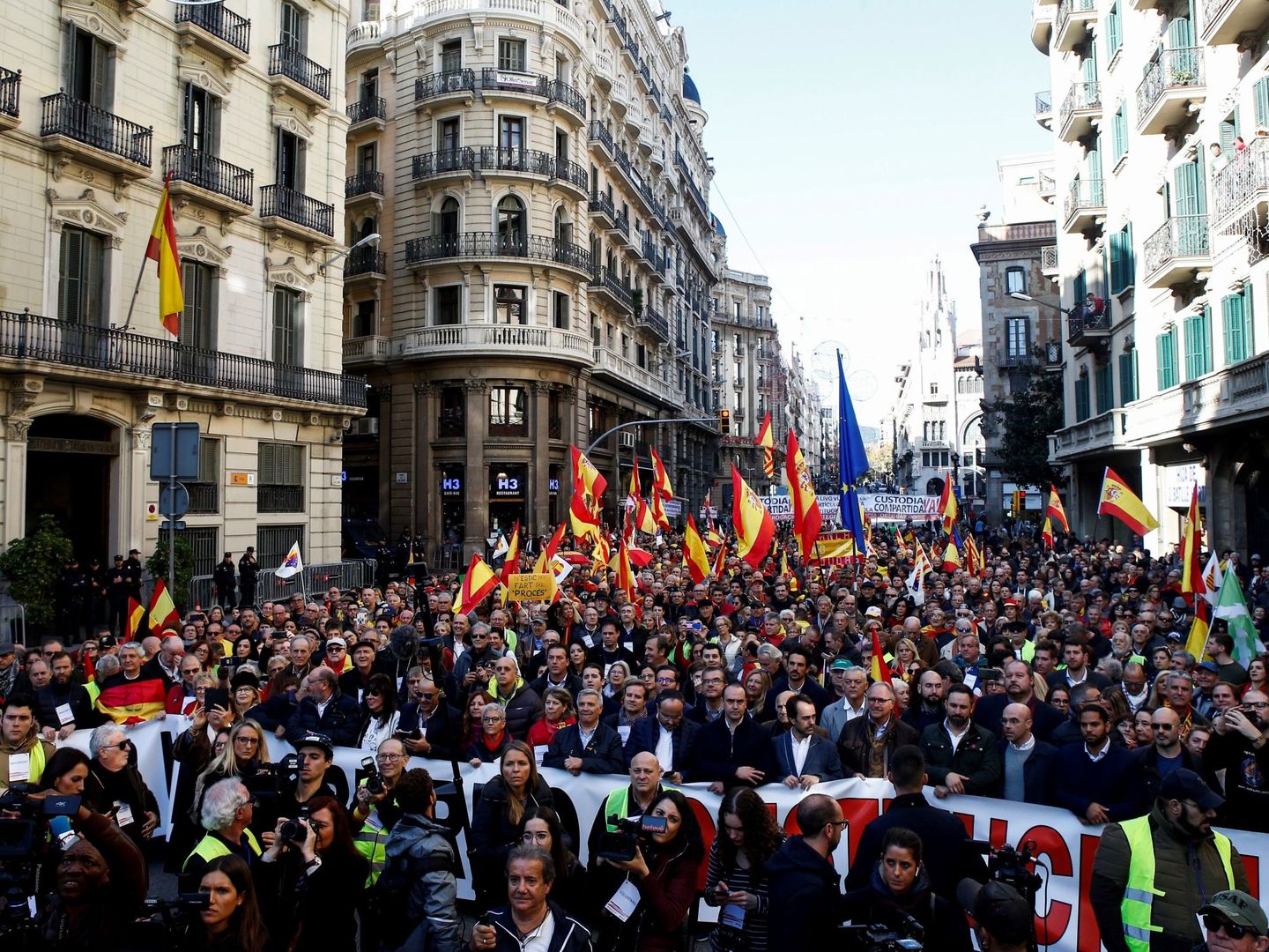 Vista general de la manifestación en Barcelona con motivo del Día de la Constitución, convocada por el Movimiento Cívico Espanya i Catalans y el resto de asociaciones que conforman la plataforma Cataluña Suma (EFE)
