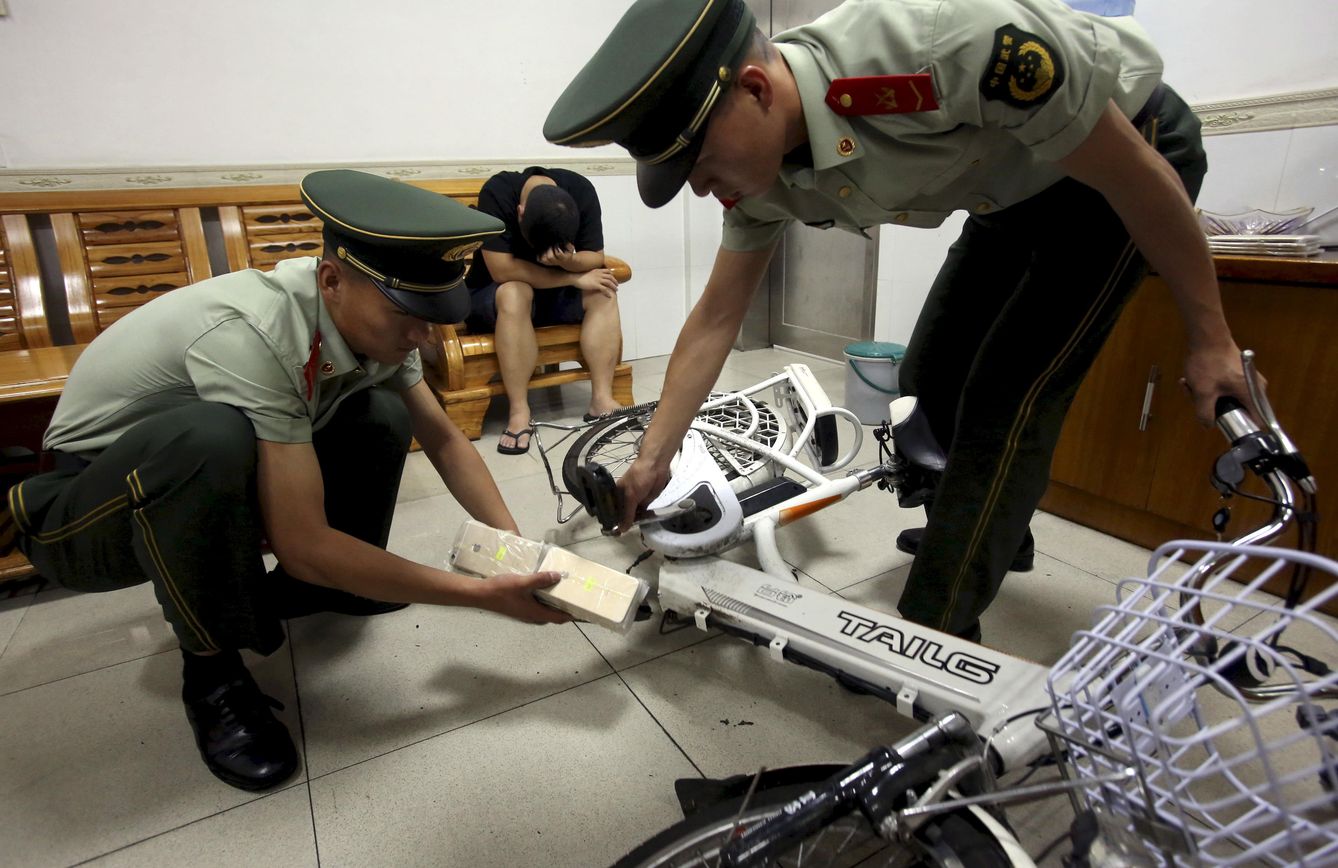Policía china extrae iPhones de contrabando escondidos en el interior de una bicicleta. (Reuters)