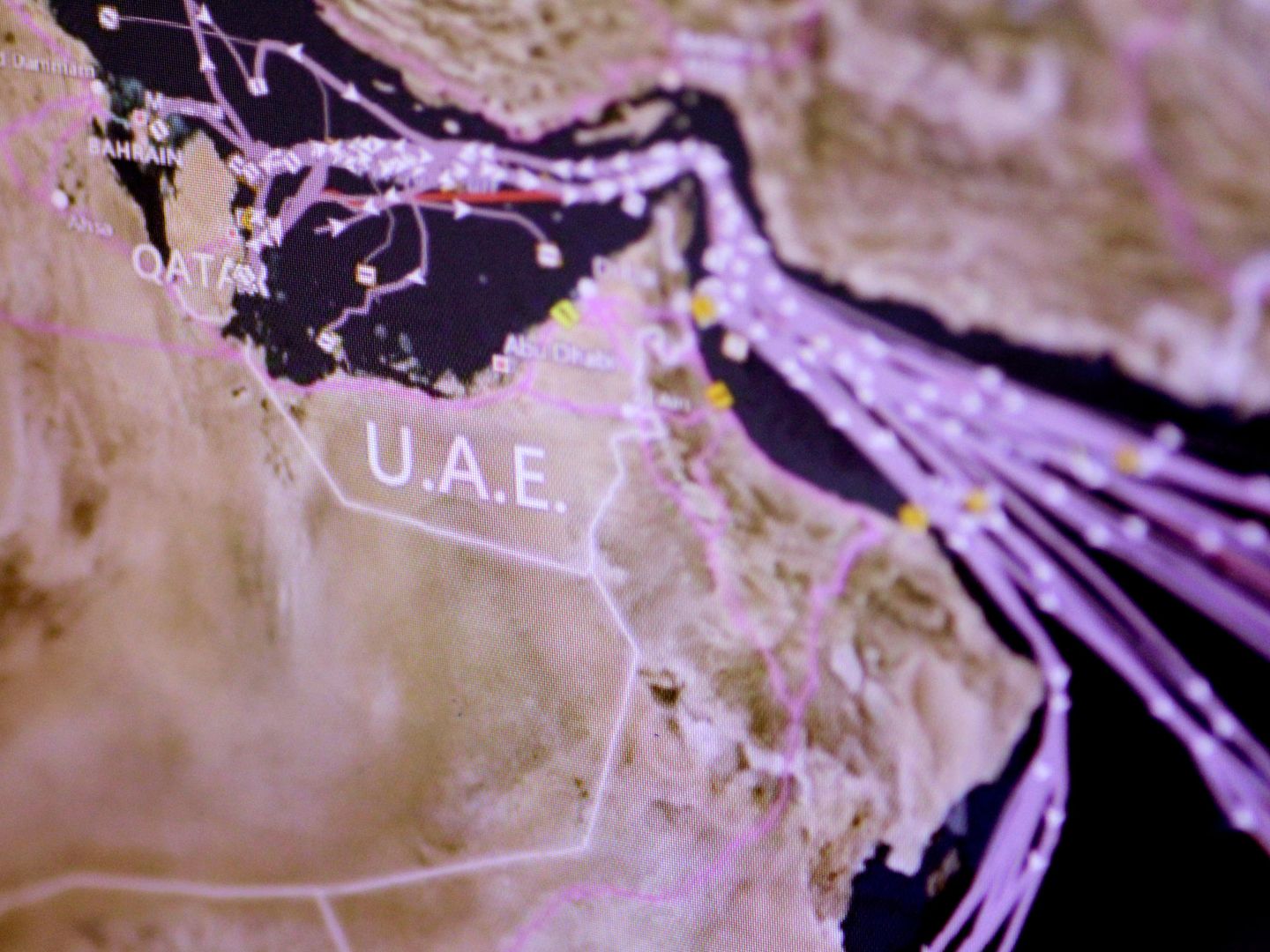 Ilustración en una pantalla del tráfico de petroleros alrededor de Qatar durante los últimos 7 días. (Reuters)