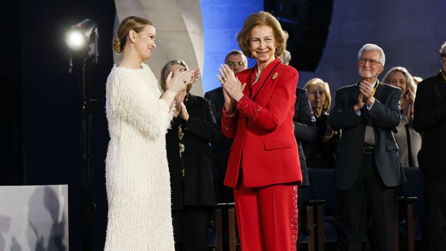 Marga Prohens impone a la reina Sofía la Medalla de Oro de las Islas Baleares. (EFE/Cati Cladera)