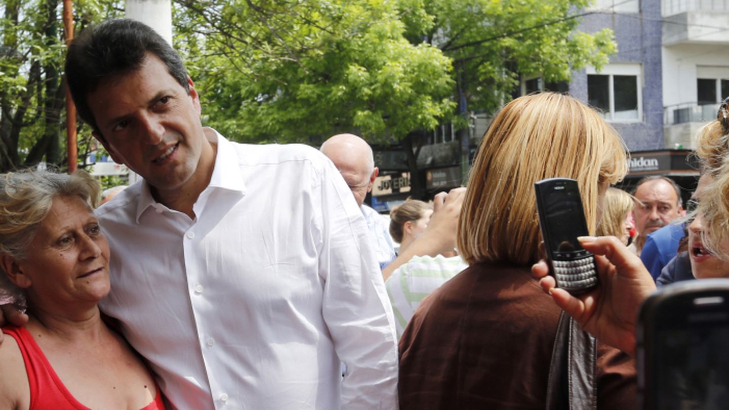 Sergio Massa saluda a simpatizantes durante un acto de campaña en Hurlingham (Reuters).