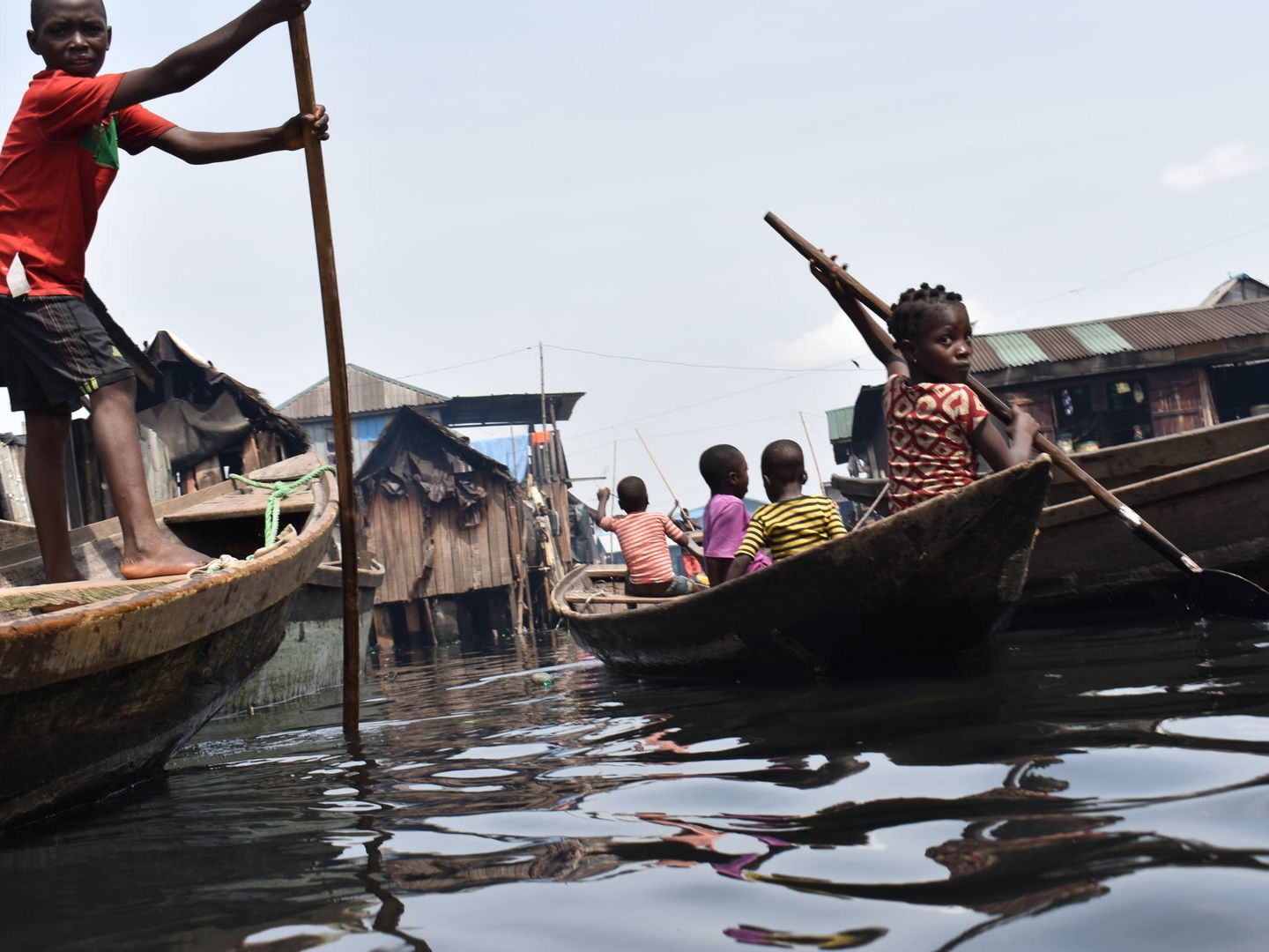 Los niños aprenden a navegar en Makoko con tres años. (Michelle Delgado Van Demen)
