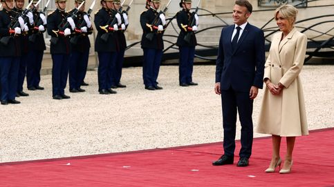 Brigitte Macron, con un abrigo vestido inspiración Kate, da la bienvenida en el Elíseo