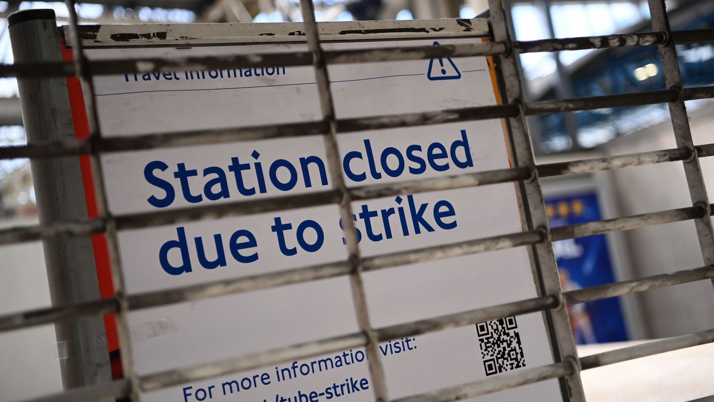 Estación cerrada por la huelga en Reino Unido. (EFE)