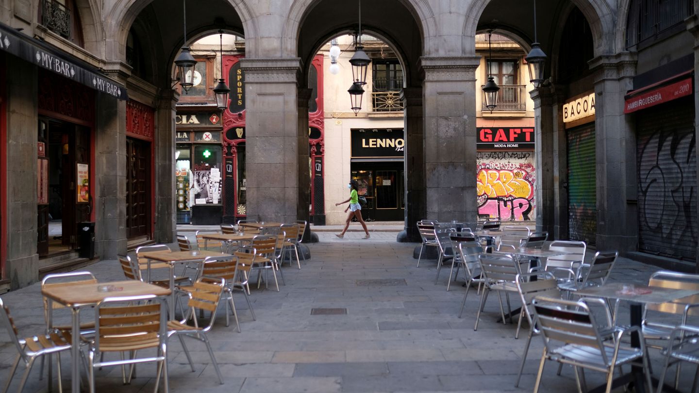 Terrazas de bares vacías en Barcelona. (EFE)