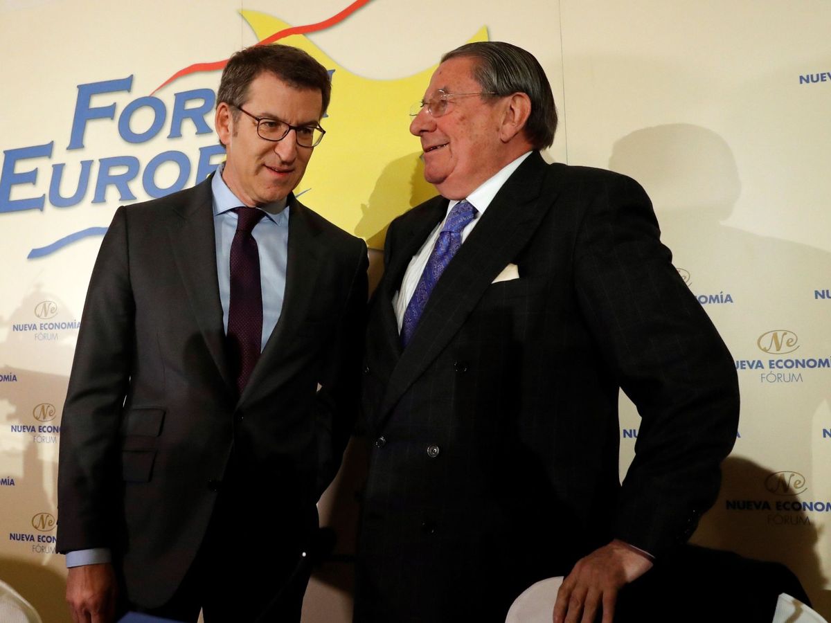 Foto: Feijóo y Francisco Vázquez, "un político del PP de siempre con uno del PSOE de siempre", este martes en el Palace. (EFE)