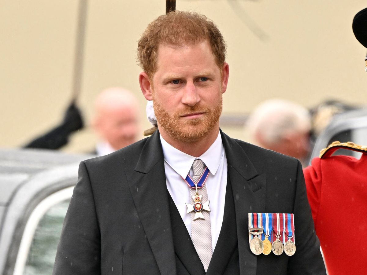 Foto: El príncipe Harry, bajo la lluvia entrando en Westminster. (Reuters)