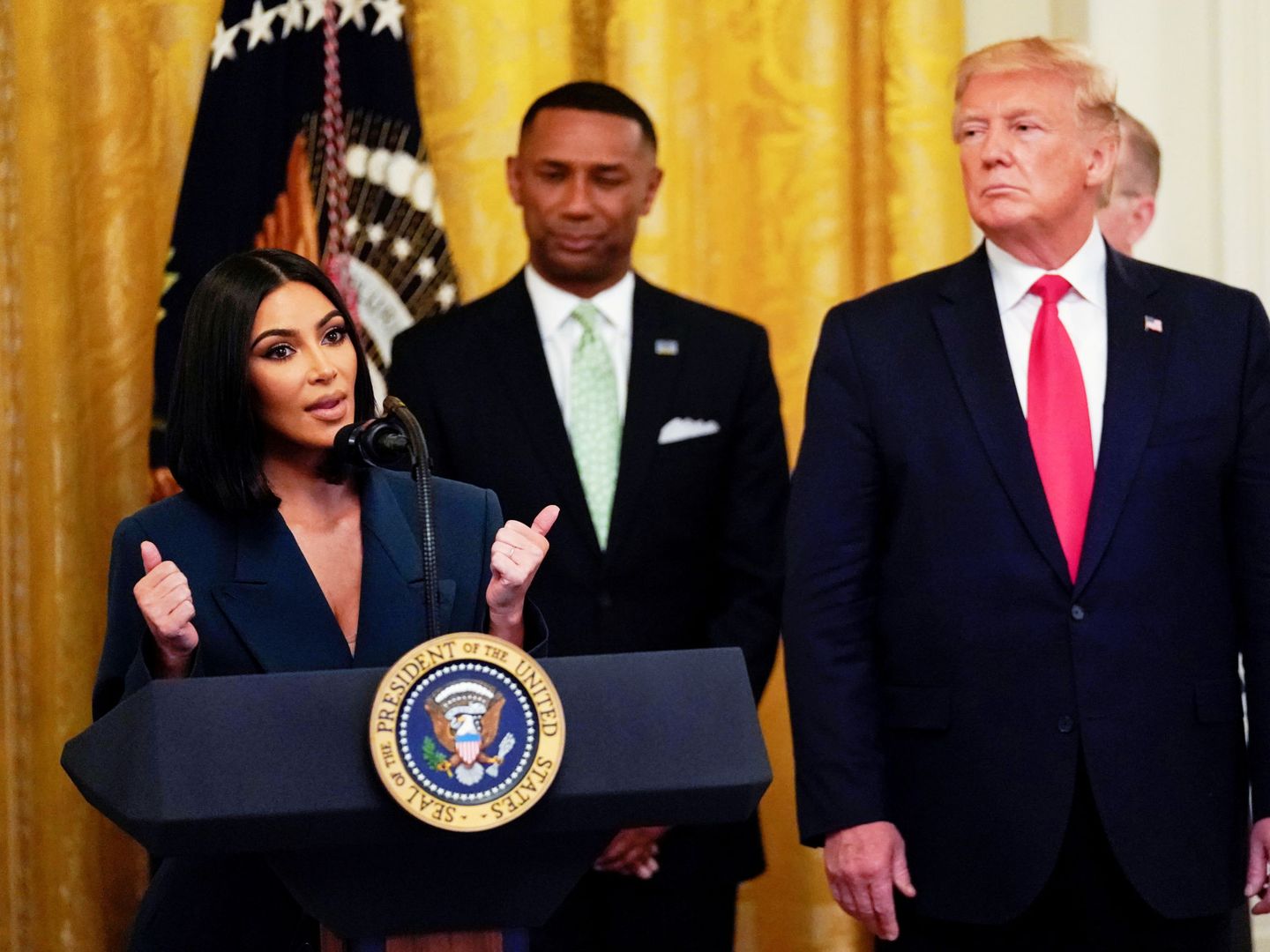 Kim Kardashian habla en presencia de Donald Trump. (Reuters)