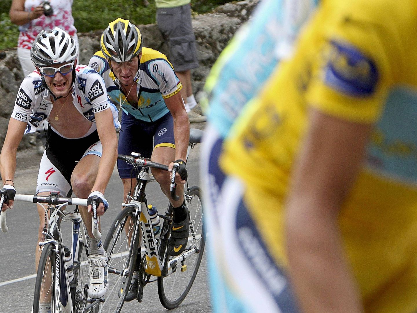 Armstrong observa como Contador demarra del grupo de favoritos. (EFE)