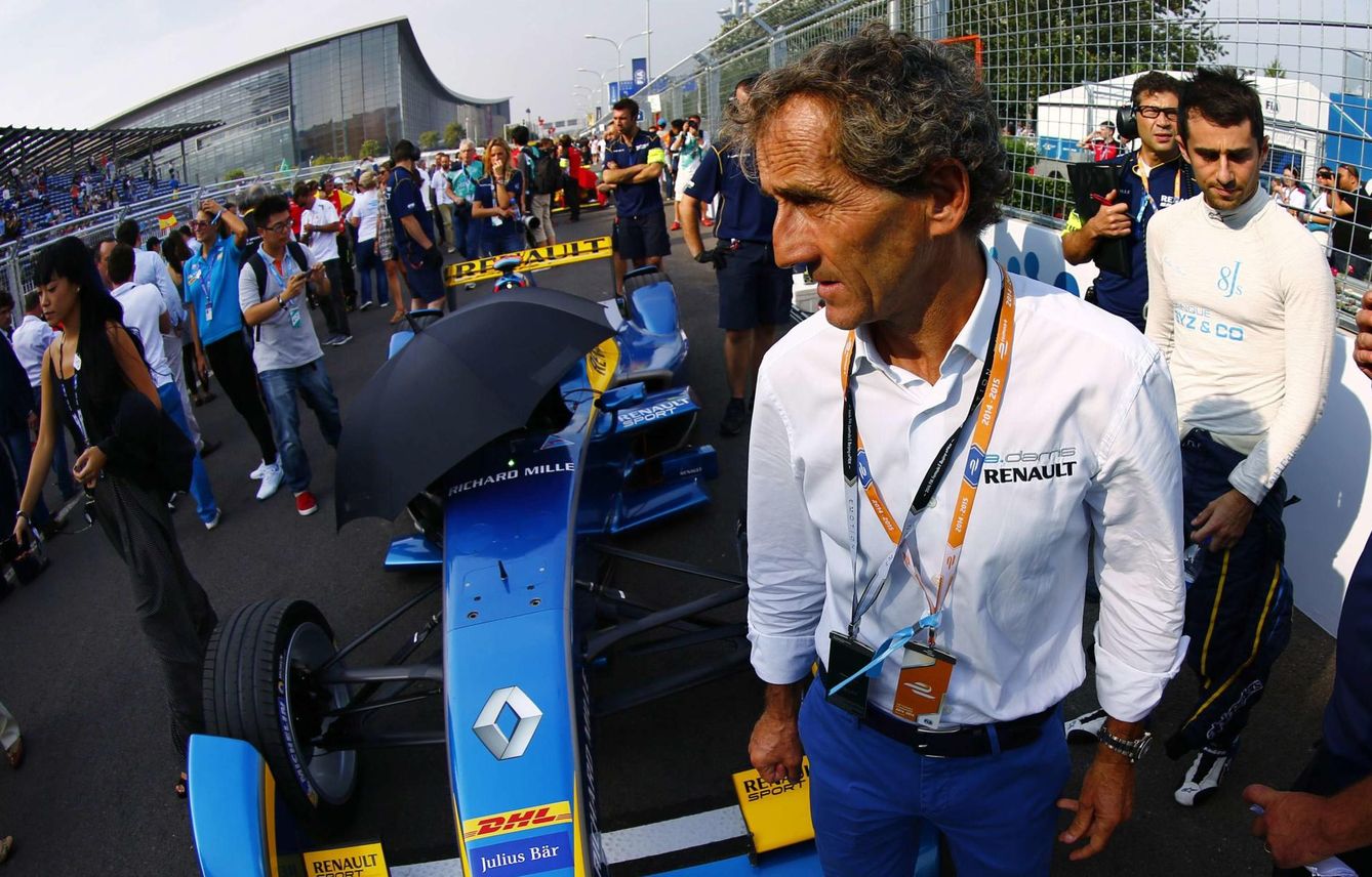 Prost junto a su monoplaza de la Fórmula E.