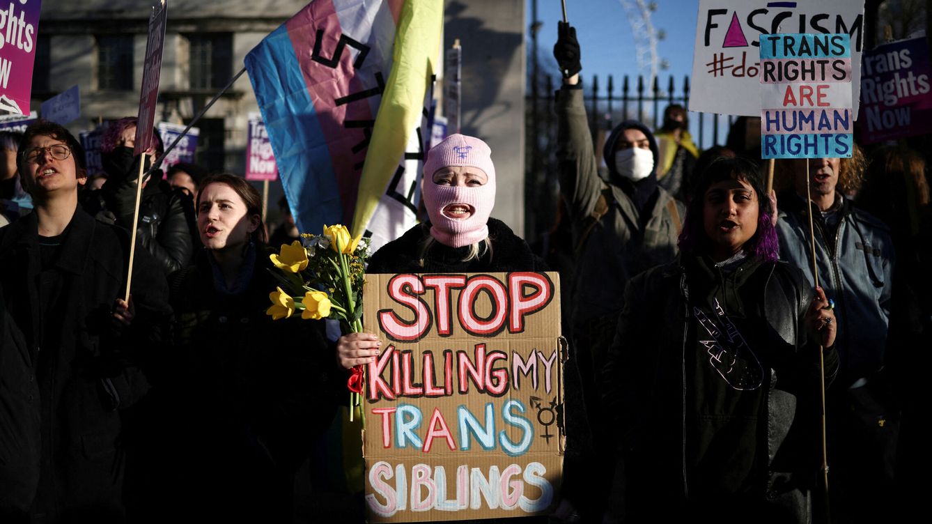 Foto: Manifestación a favor de la reforma escocesa de género frente a Downing Street, en Londres. (Reuters/Henry Nicholls)