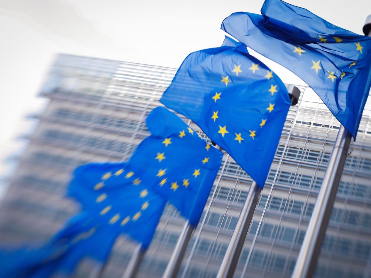 Foto: Banderas de la Unión Europea (UE) ondean frente a la sede de la Comisión Europea. (EFE/Olivier Hoslet)