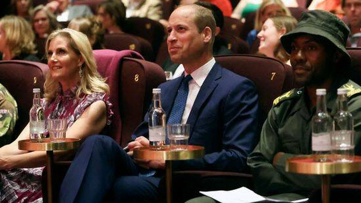  La duquesa de Edimburgo y el príncipe de Gales, durante la proyección. (Reuters)