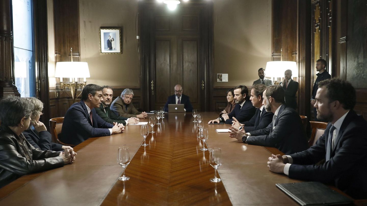El presidente del Gobierno, Pedro Sánchez (3i), con los representantes de Barcelona Global. (EFE)