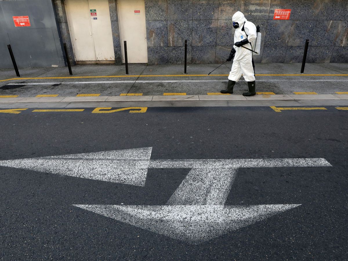 Foto: Un operario, desinfectando una calle en Niza, Francia. (Reuters)