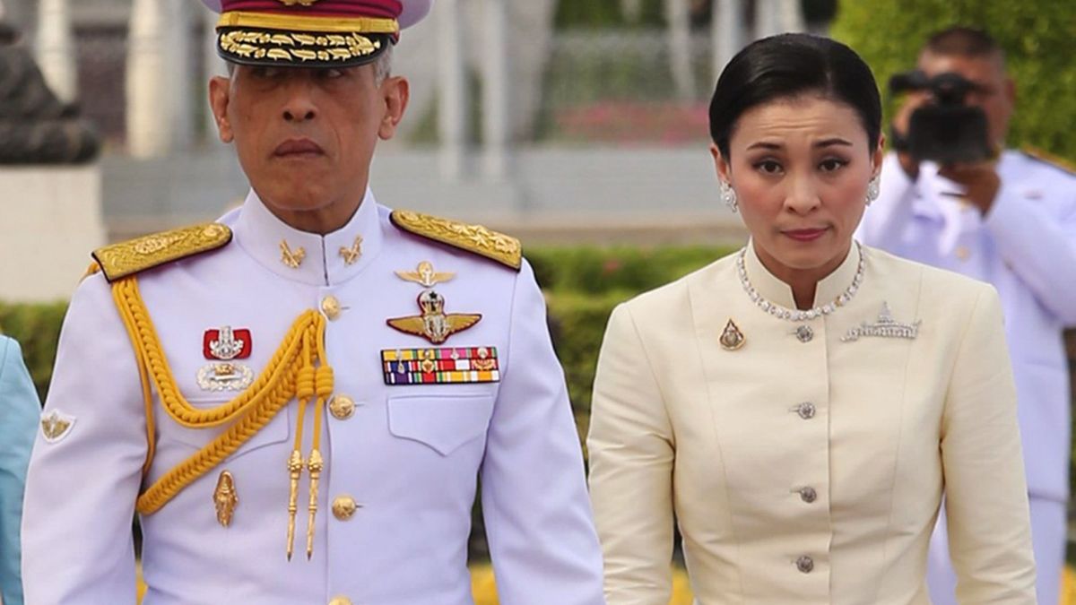 El atípico y nada romántico aniversario de boda del rey de Tailandia