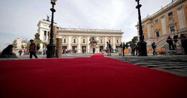 Foto: Trabajadores extienden una alfombra roja durante la preparación de la celebración del aniversario del Tratado de Roma en la capital italiana. (Reuters)
