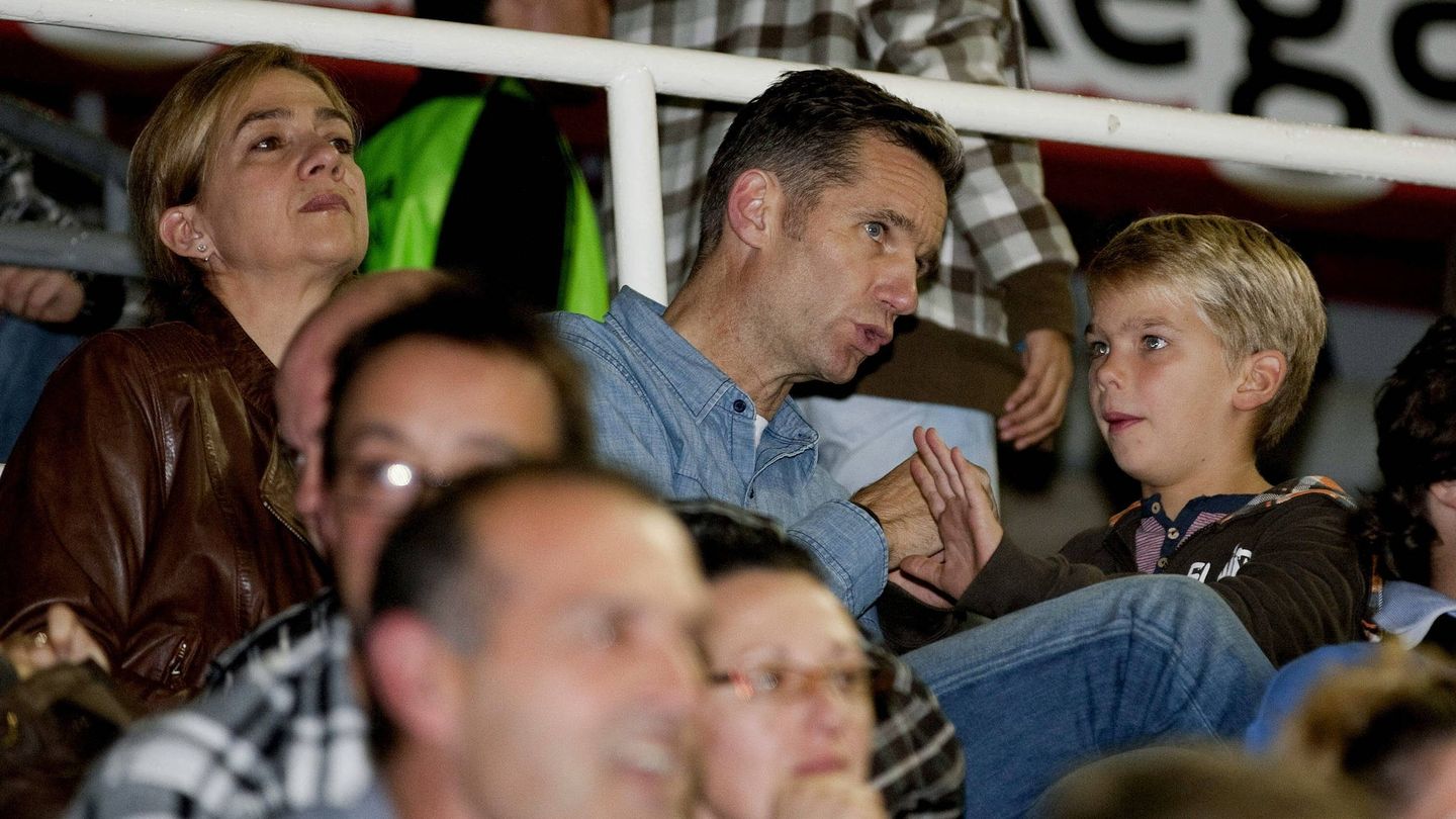 La infanta Iñaki Urdangarin y su hijo Miguel asisten a un partido de balonmano en Barcelona. (EFE)