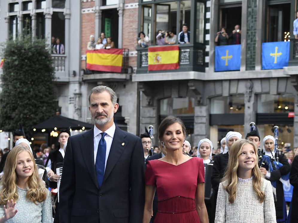 Foto: La familia real, a su llegada al teatro Campoamor. (Limited Pictures)