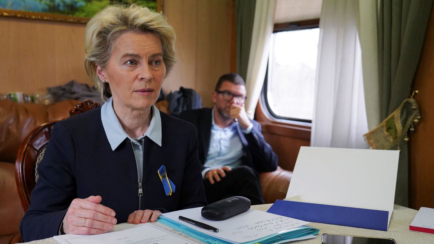 Ursula Von der Leyen viajando a Kiev. (Reuters/Janis Laizans)