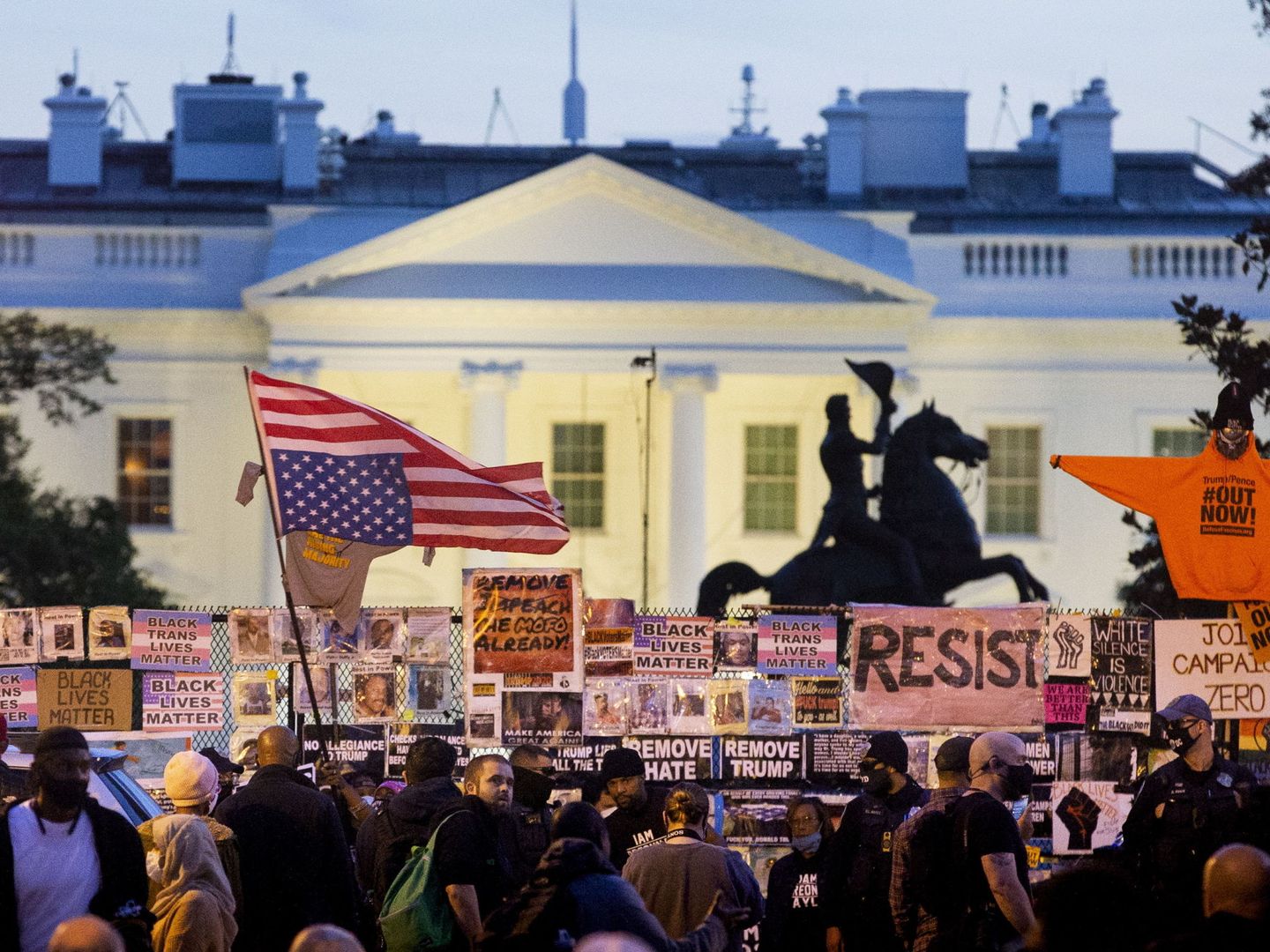 Manifestantes frente a la Casa Blanca en Washington DC. (EFE)