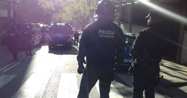 Foto: Policía Nacional frente al instituto Menéndez Pidal, en Barcelona (Mossos)