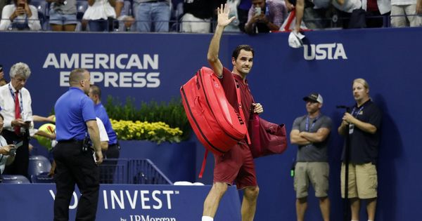 Foto: Roger Federer se despide del público tras ser eliminado del US Open. (EFE)