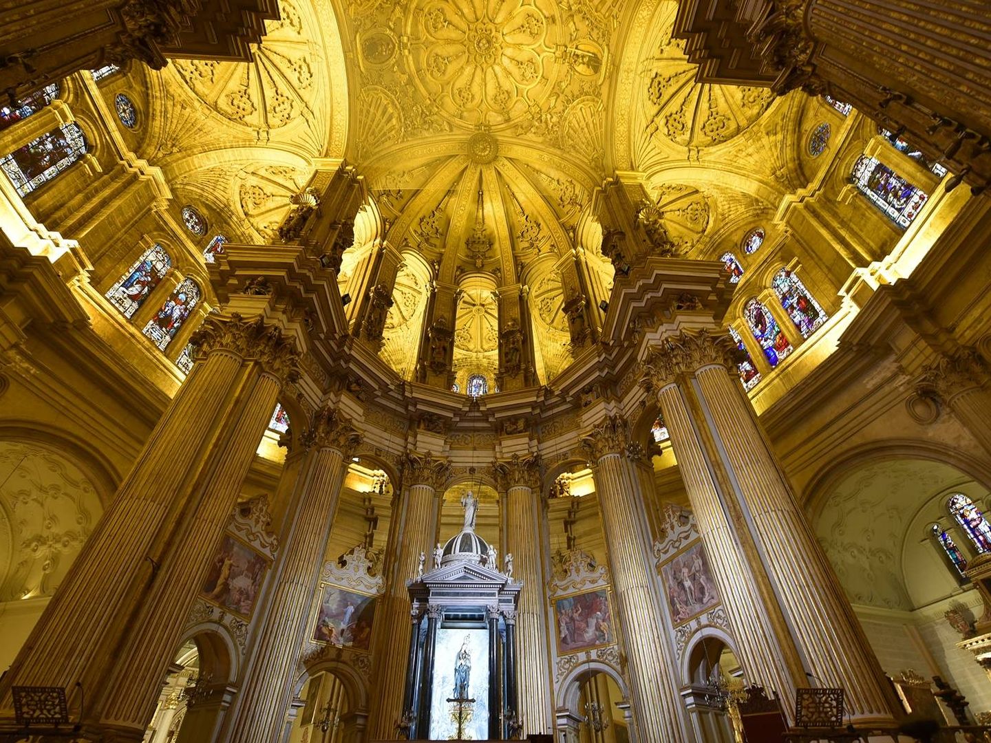 Una imagen del altar principal y la cúpula de la catedral de Málaga (Toñi Guerrero).
