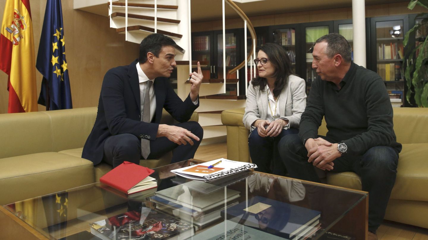 Baldoví, con Mónica Oltra y Pedro Sánchez, al inicio de las negociaciones para intentar consensuar una investidura. (Efe)