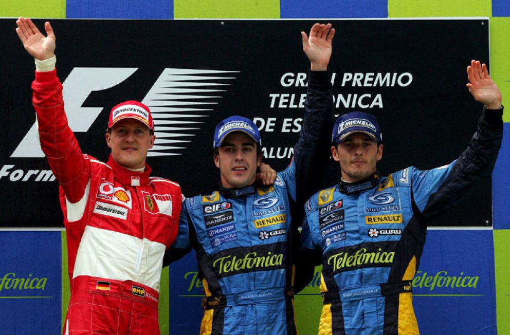Foto: Alonso se impone a Schumacher en la carrera del cincuentenario del Gran Premio de España