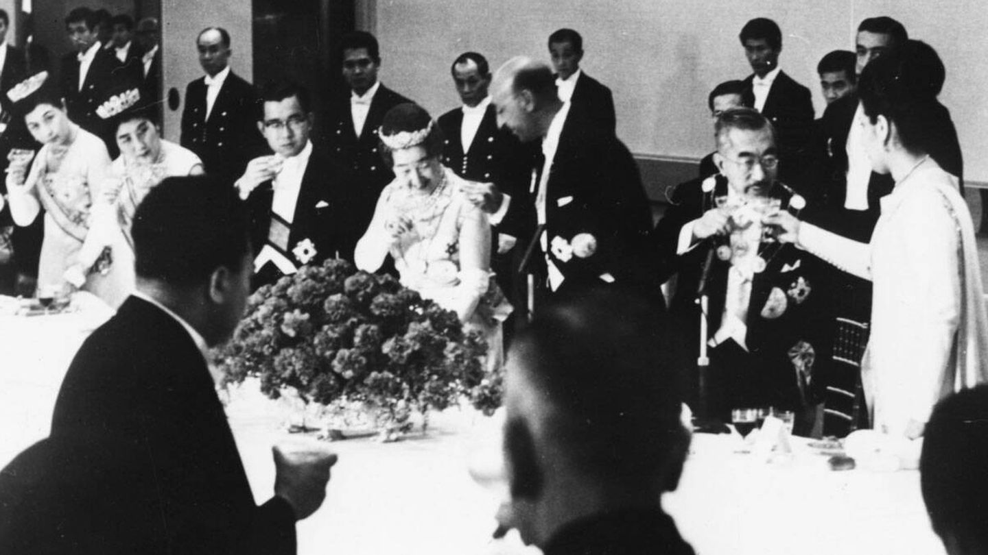 Los reyes de Afganistán brindan con los emperadores de Japón en abril de 1969. (Getty) 