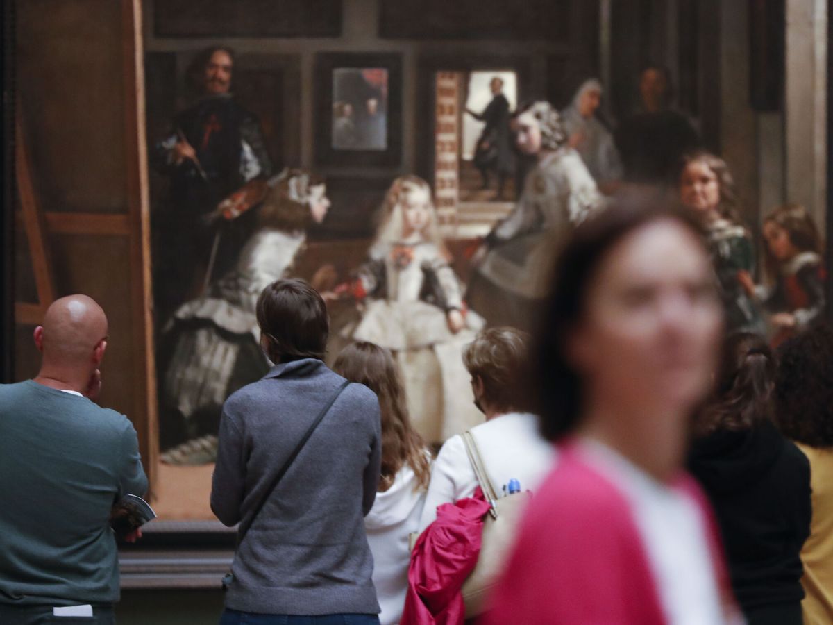 Foto: Grupo de visitantes ante el cuadro de Las Meninas de Velázquez, en El Prado. 