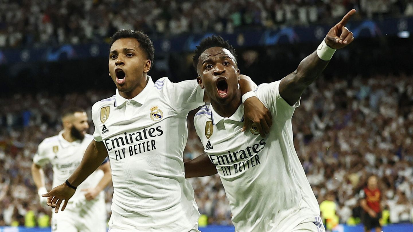 Rodrygo y Vinícius celebran la remontada ante el Manchester City. (Reuters/Juan Medina)