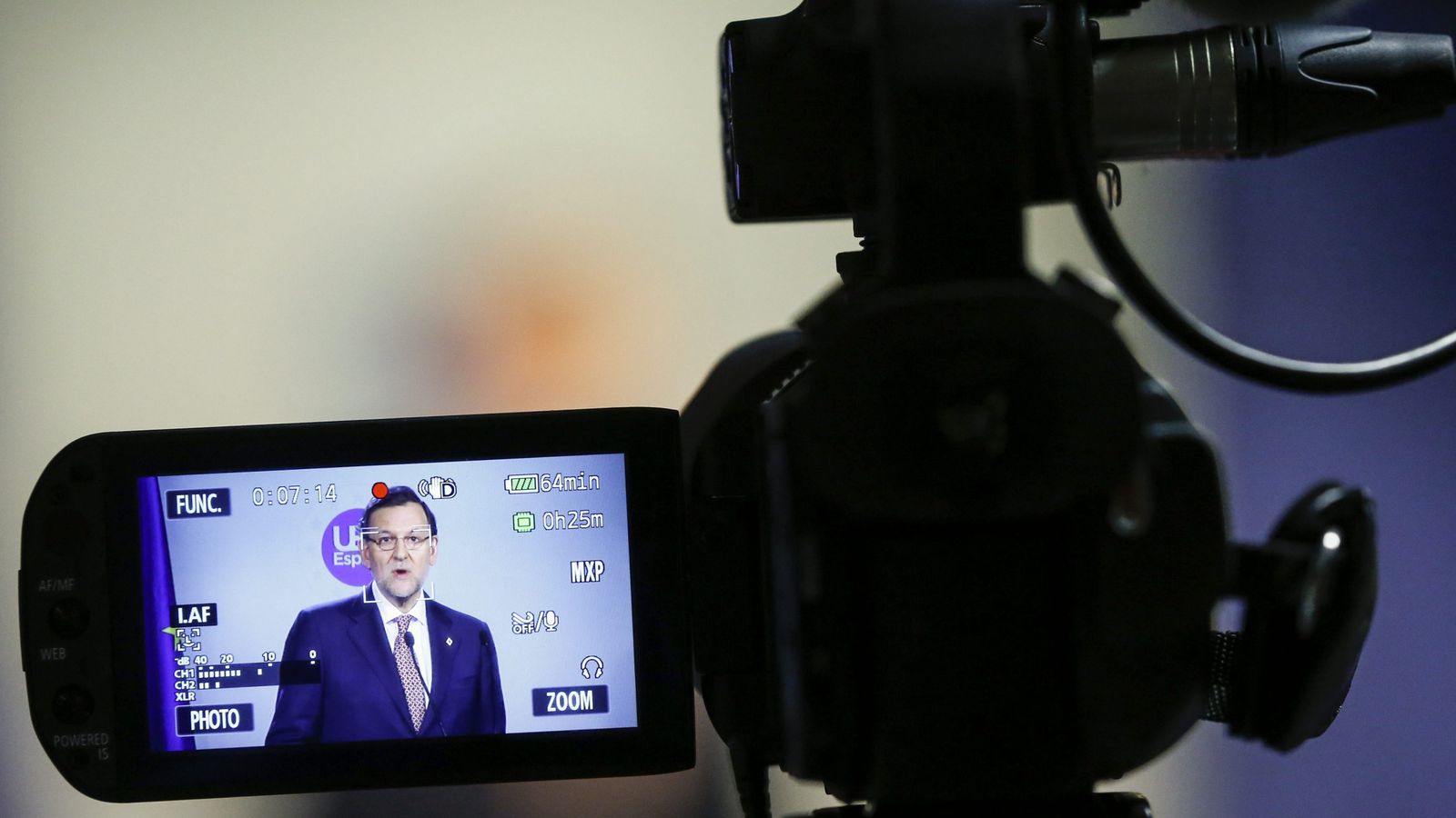 Foto: El monitor de una cámara muestra al presidente del Gobierno en funciones, Mariano Rajoy. (EFE)
