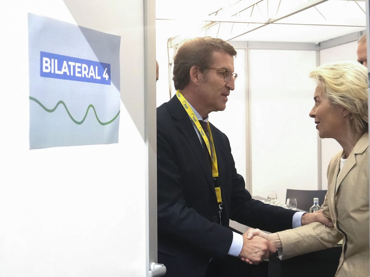 Foto: El presidente del Partido Popular, Alberto Núñez Feijóo (i), saluda a la presidenta de la Comisión Europea, Ursula von der Leyen (d). (EFE/ David Mudarra/PP)