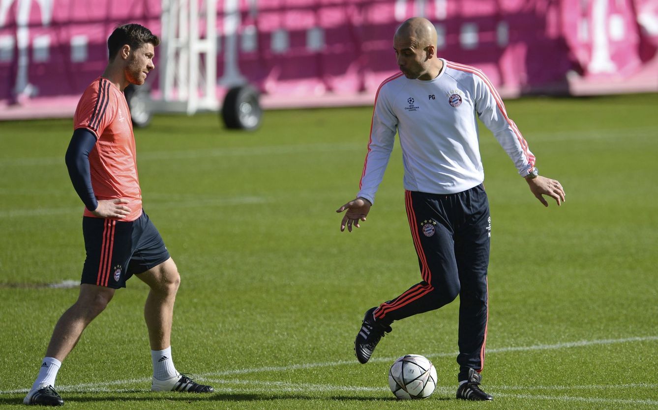 Pep Guardiola, con Xabi Alonso, durante un entrenamiento del Bayern. (Efe)