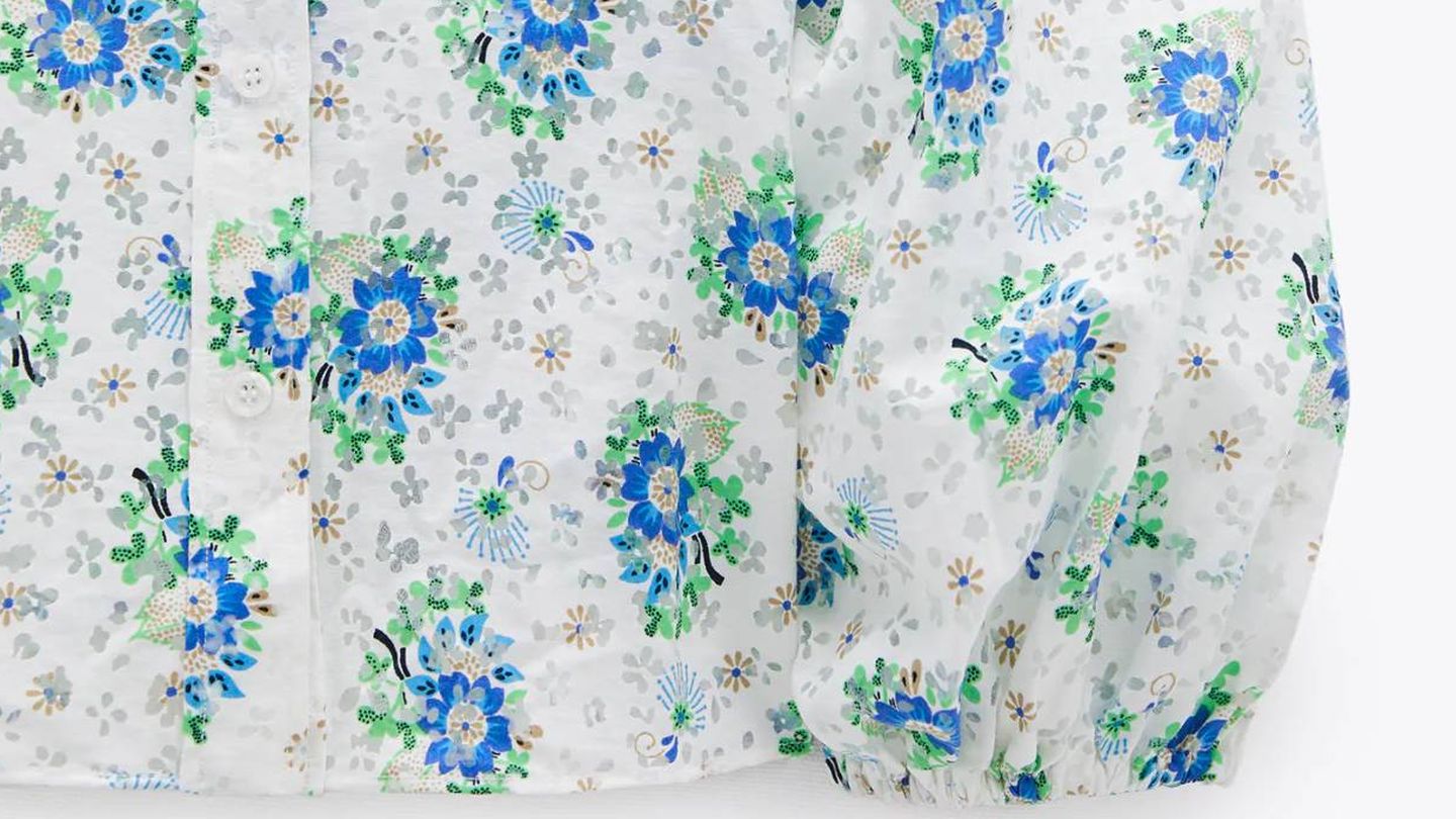  Blusa de flores de Zara. (Cortesía)