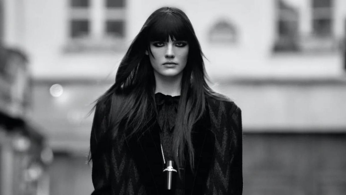 Petos, chándales y botas de pelo: la nueva cara de Chanel en la Semana de la Moda de París