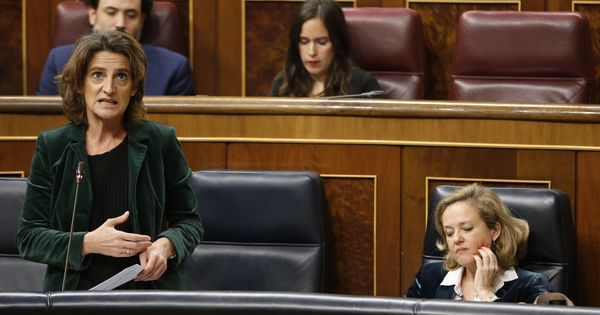 Foto: Foto de archivo del Congreso de los diputados. A la derecha la ministra de Transición Ecológica, Teresa Ribera. A la izquierda la ministra de Economía, Nadia Calviño. (EFE)