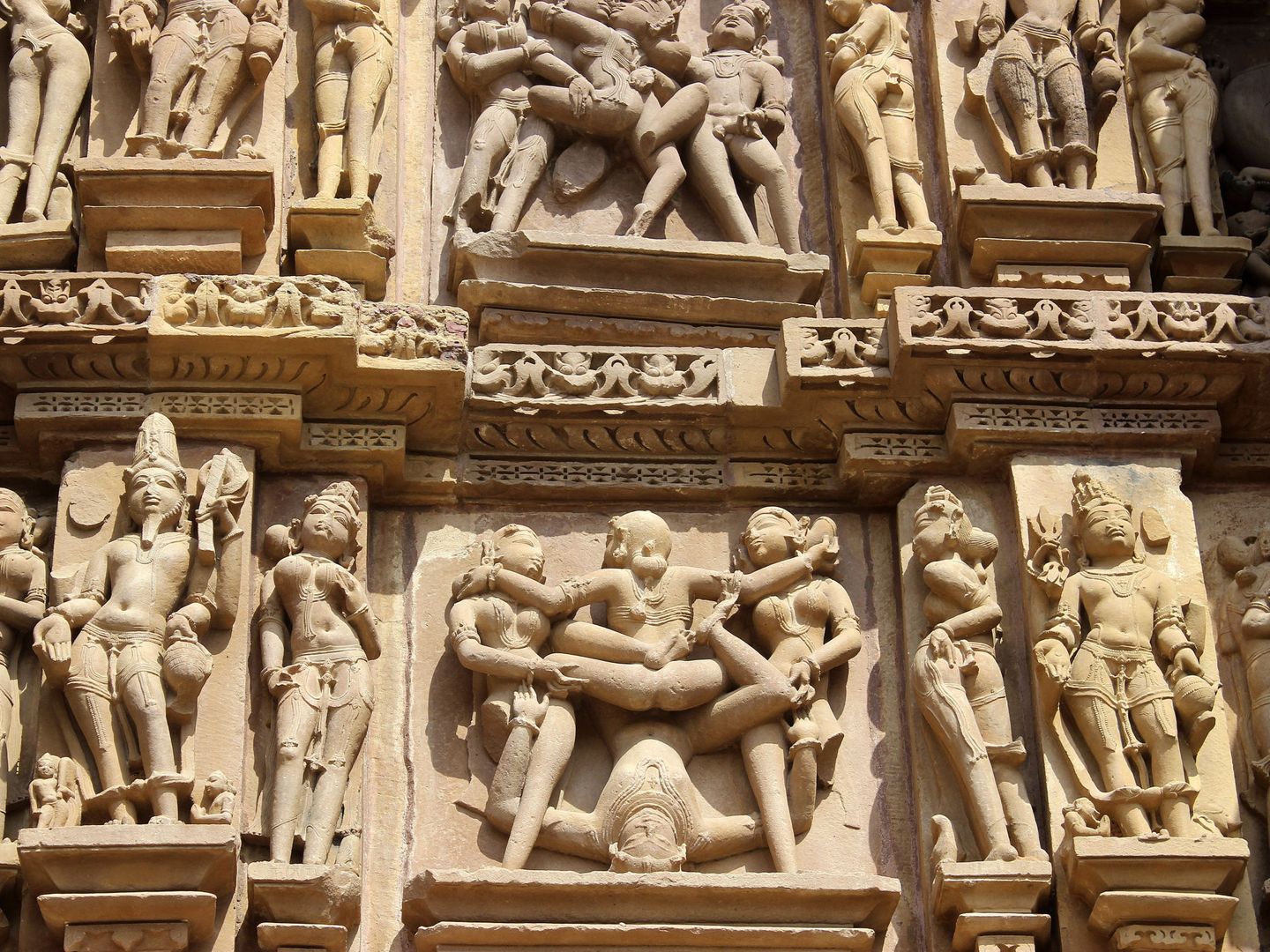 Esculturas inspiradas en el kamasutra en uno de los templos del centro de la India. (EFE/Luis Ángel Reglero)
