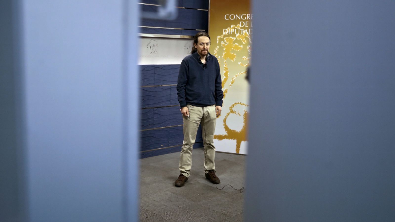 Foto: El líder de Podemos, Pablo Iglesias, en los pasillos del Congreso de los Diputados este lunes. (EFE)