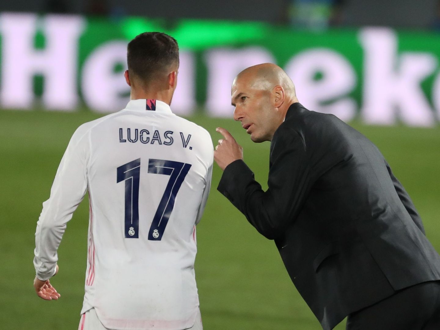 Zidane da instrucciones a Lucas Vázquez. (Efe)