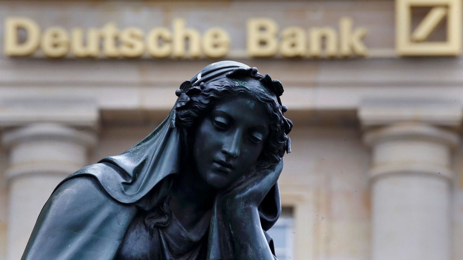 Foto: Una estatua, junto a un logo del Deutsche Bank en Fráncfort, Alemania. (Reuters)