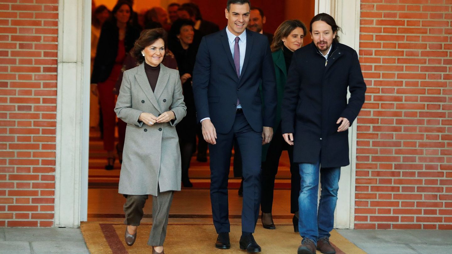 El presidente del Gobierno, Pedro Sánchez, junto a los vicepresidentes Carmen Calvo y Pablo Iglesias. (EFE)