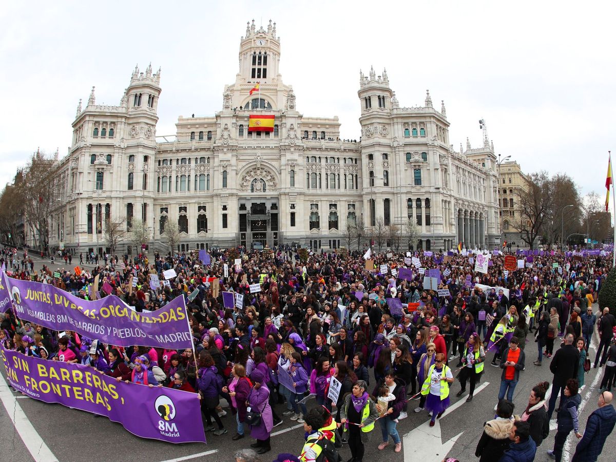 Foto: Manifestación del 8-M a su paso por el Ayuntamiento de Madrid. (EFE)
